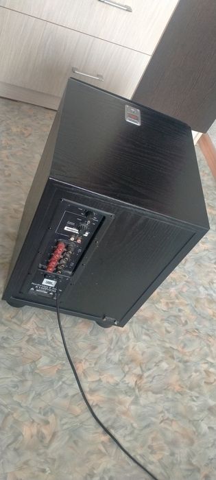 Сабвуфер активный JBL.