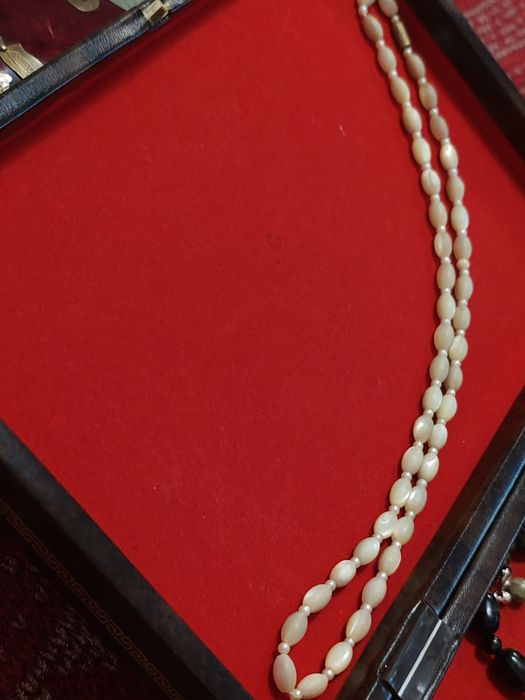 Diverse coliere de vânzare !