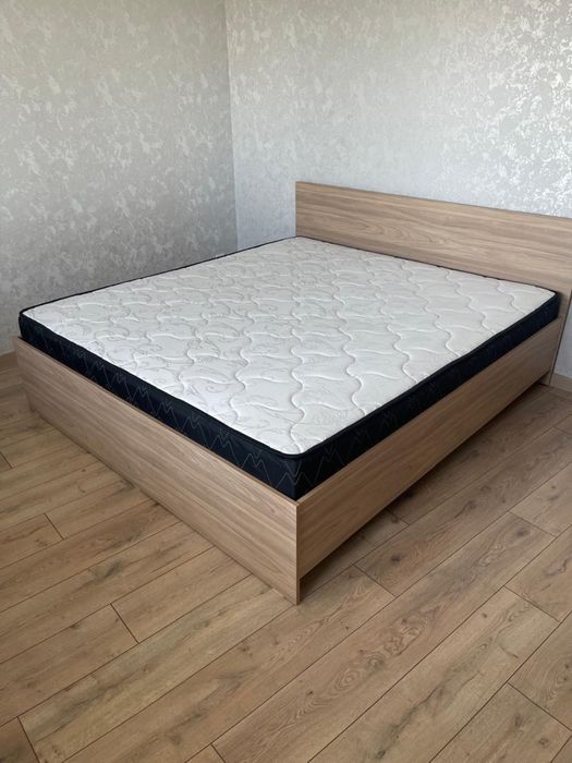 Кровать с матрасом 180х200