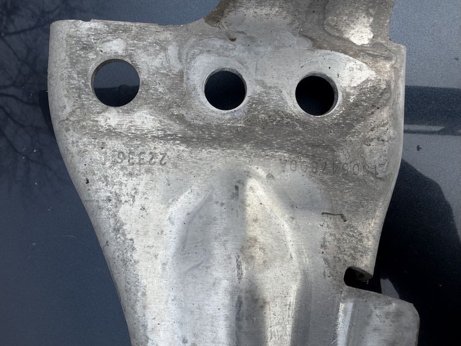 Греда под бронята Tesla Y