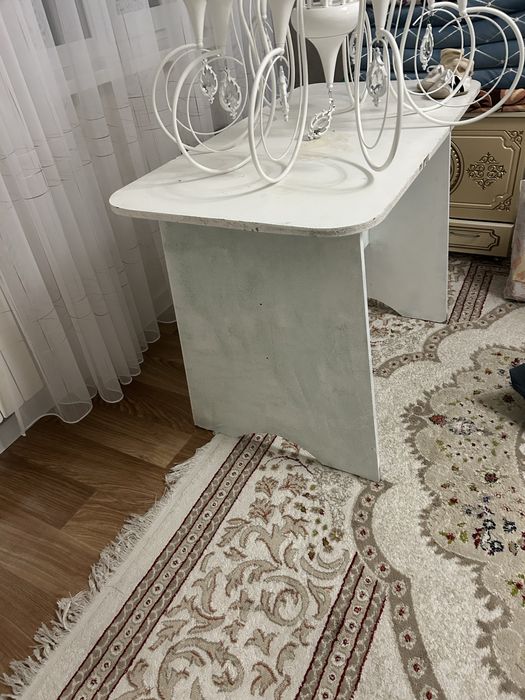 Белый стол для кухни