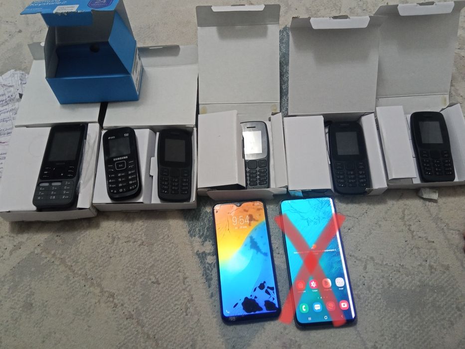 Разные телефоны.