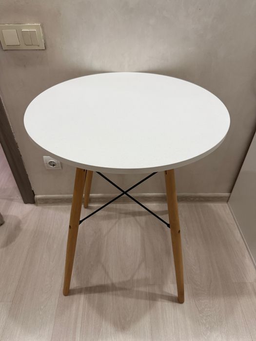 Продам столик в б/у