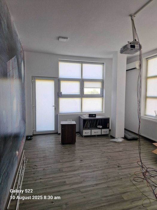 Hala industrială modernă cu teren