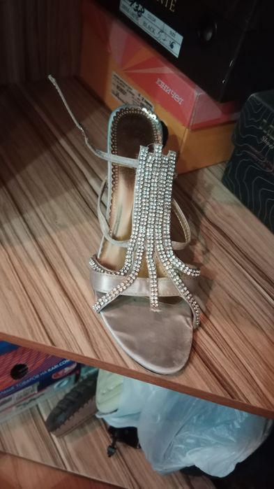 Отдам бесплатно обувь женскую