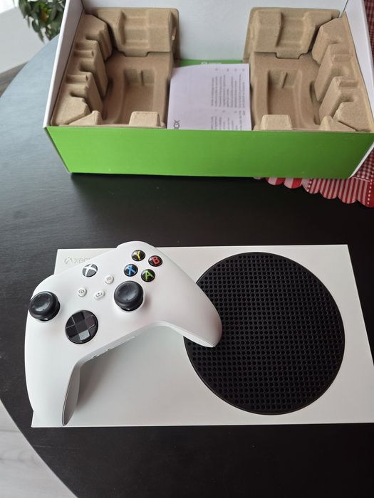 Продавам Xbox Series S - отлично състояние!