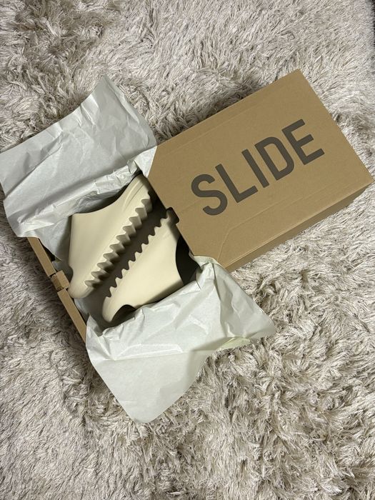 Yeezy Slides ‘Bone’