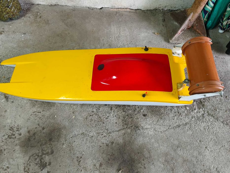 Лодка за захранка и риболов