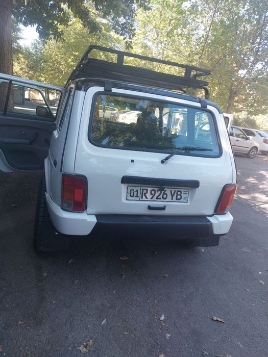 Нива 4*4. 4дверная, 2008 года, карбюратор.