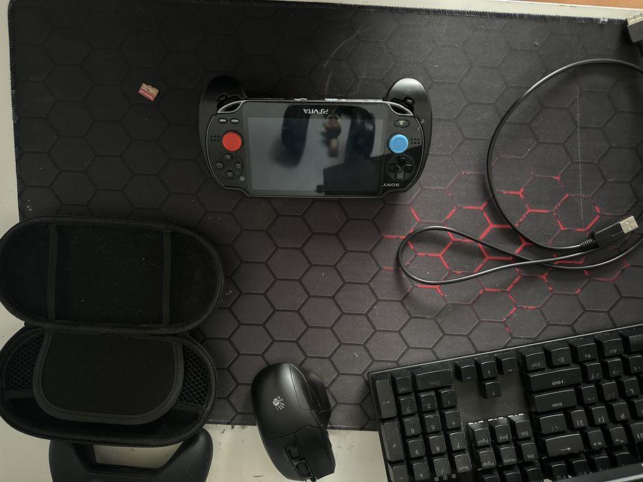 СРОЧНО продаю ps vita 1000