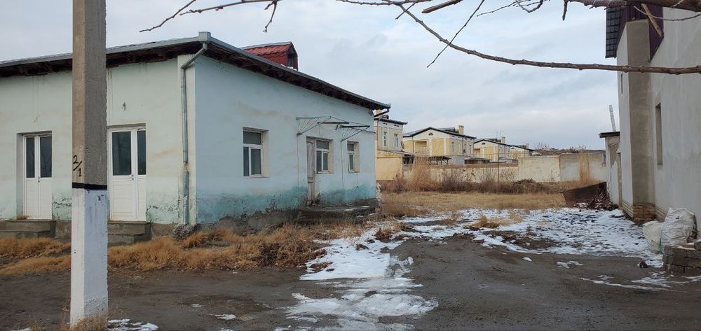 Yer va bino sotiladi. Turar va noturar Qirkyop kishloki yo'l ustidan