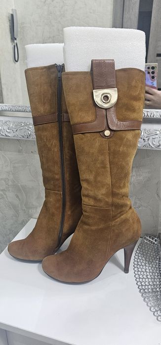 Замшевые коричневые сапоги 35