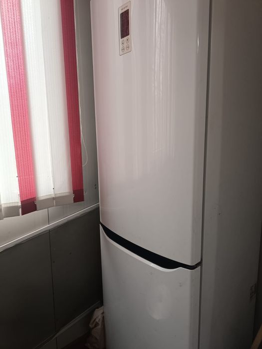 Холодильник LG .