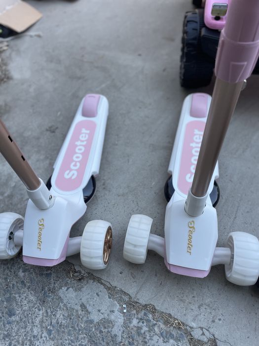 Trotineta pliabila pentru copii cu sunete si proiector LED Pink