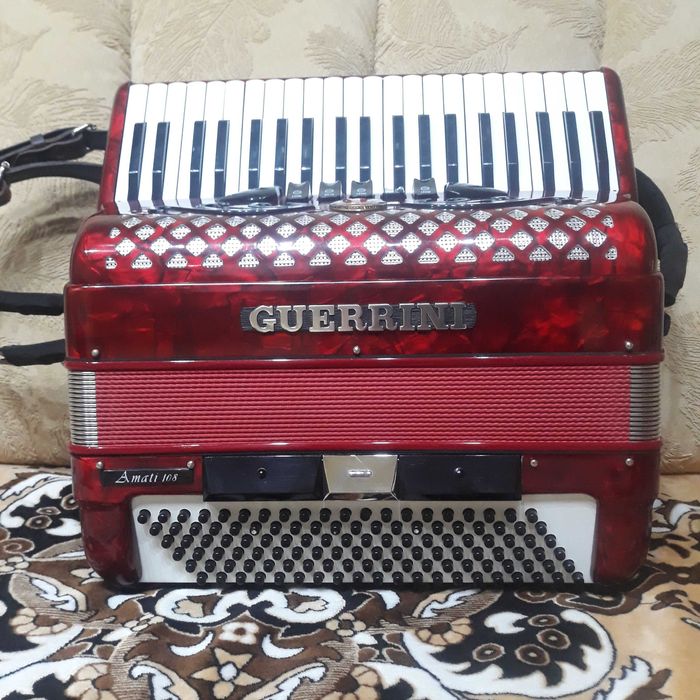 Acordeon Guerrini Amati 108 , 120 Bași  1400 €