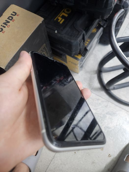 Samsung S23 и iPhone 11