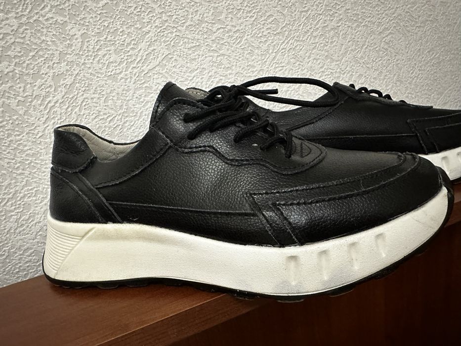 Продам кожанные кросовки женские