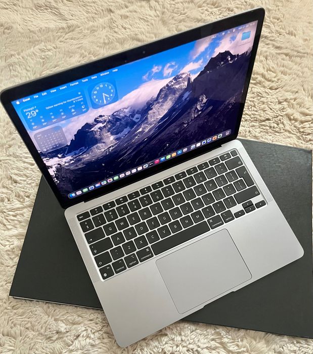 Vand Macbook Air M1 impecabil