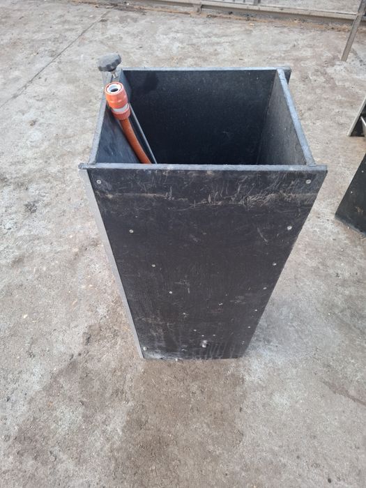 Hranitori pentru porci