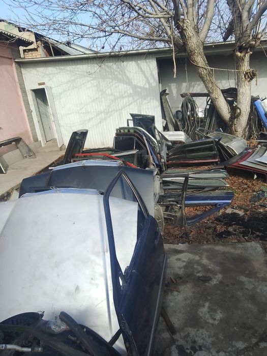 Продам запчасти на 190 Мерседес