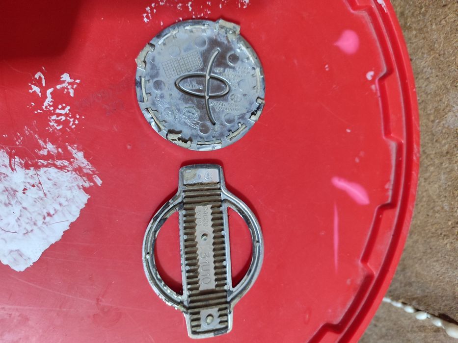 Значок. Ниссан и Тойота