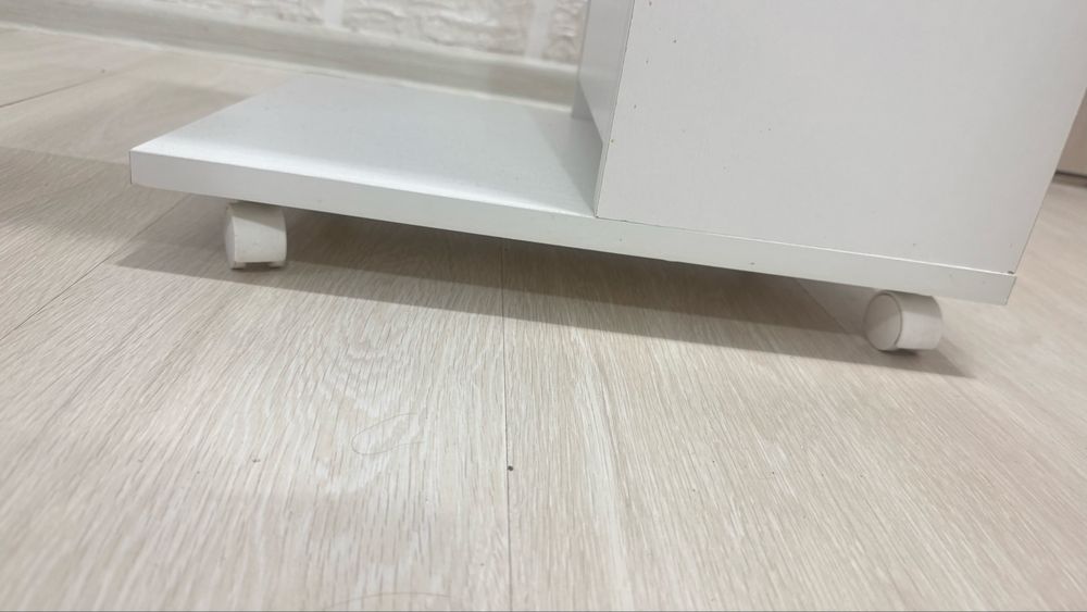 Стол офисный  и тумбочка