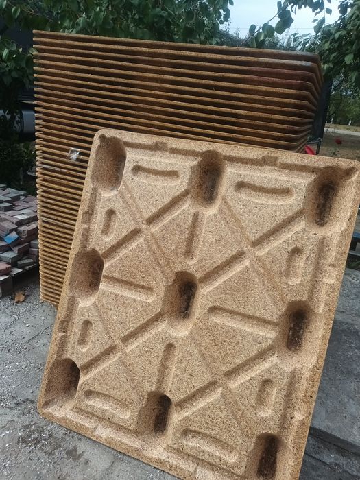 Vand paletii din lemn presat