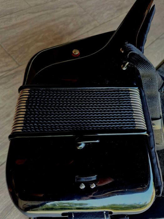 Acordeon Hohner Lucia 4 P  negru cu 96 de  basi
