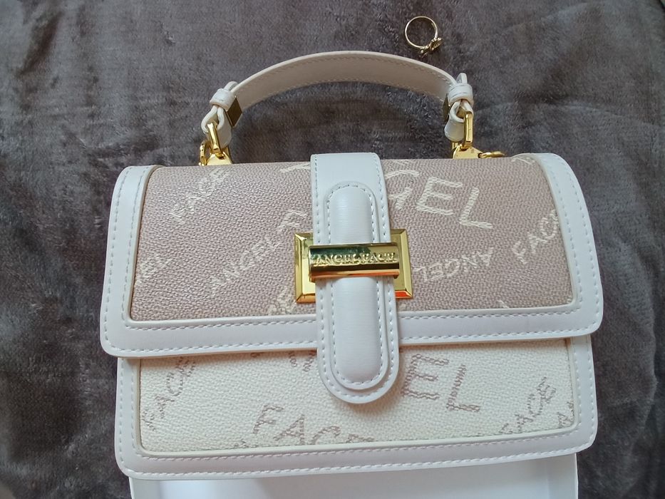 Женская сумка бежевого цвета