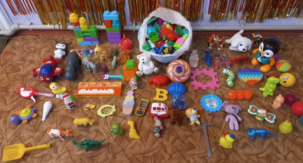 Продам много игрушек .