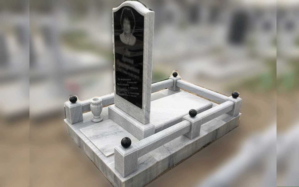 Памятники, уход за могилой