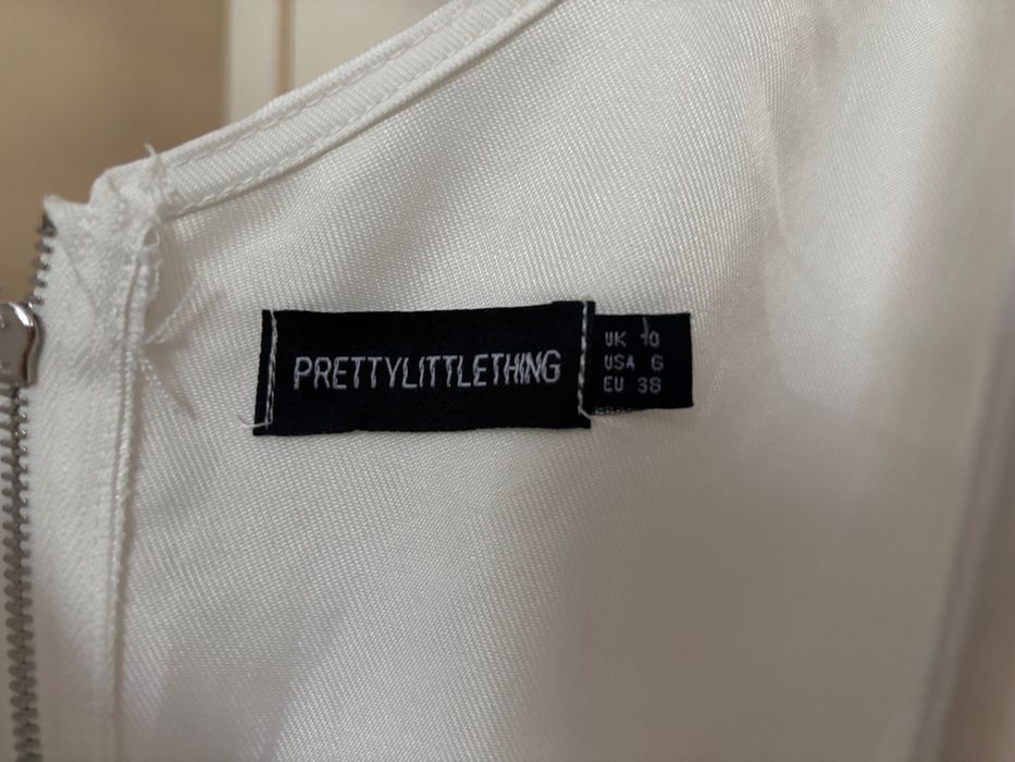Бяла блуза на PrettyLittleThing с паднали рамене и ефектни ръкави