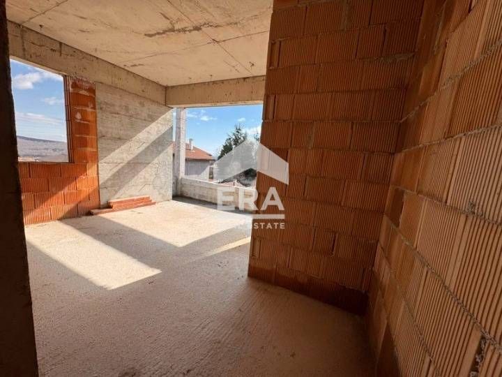 ЕКСКЛУЗИВНО! Двуетажна къща с двоен гараж, на етап пред Акт 14, в с. Д