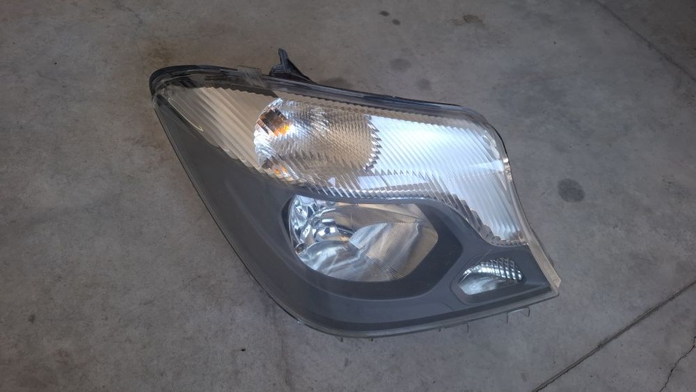 Vînd far dreapta +vas spalator parbriz mercedes benz sprinter
