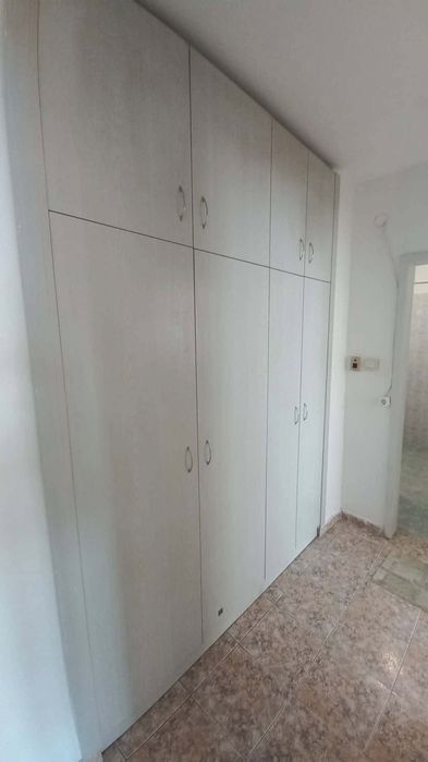 Давам под наем 4-стаен (2спални,хол,трапезария-кухня) напълно обзаведен в центъра (до ПУ,ВСИ,ТУ)в КАМЕНИЦА1-Напълно и ново обзаведен
