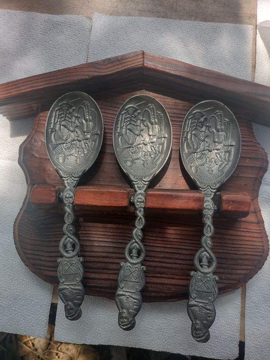 Три Холандски, калаени лъжици на дървена стойка