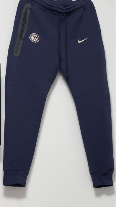 Vand pantaloni Nike Tech Fleece Chelsea cu 300 lei.Doar Galati