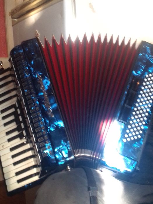 Продам аккордеон ГДР, дорого. Торг.
