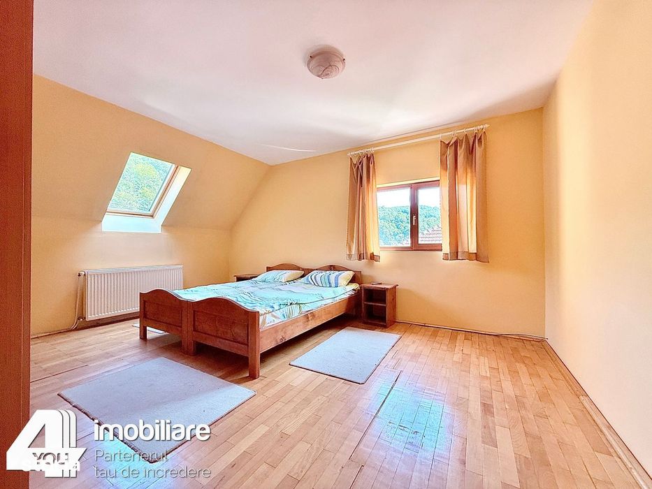 Clădire în Moneasa cu 9 camere: pensiune, azil bătrâni, casă vacanță