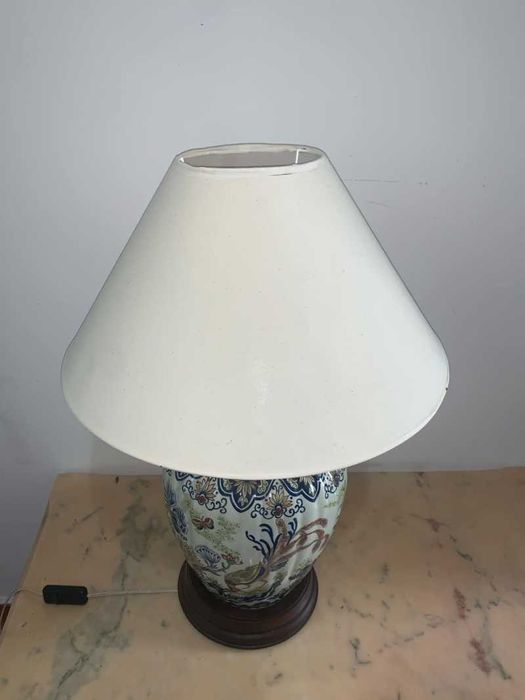 Veioza portelan pe soclu de lemn