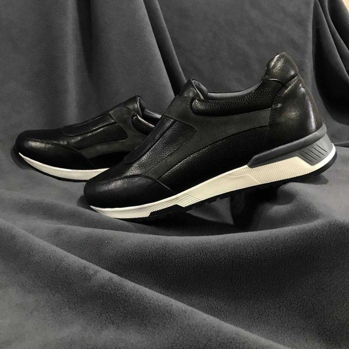 Qish mavsumi uchun mexli krosovkalar.