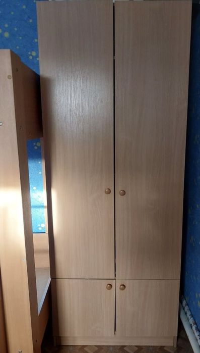 Продаю два шкафа .
