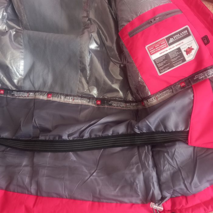 Продам две  новые  зимние куртки на девочек