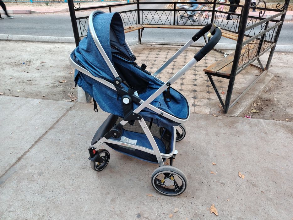 Коляска в хорошем состоянии. Удобная маленькая лекая.