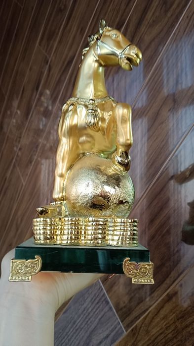 Статуэтка лошади на подставке