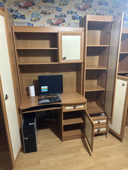 Продавам секция с гардероб