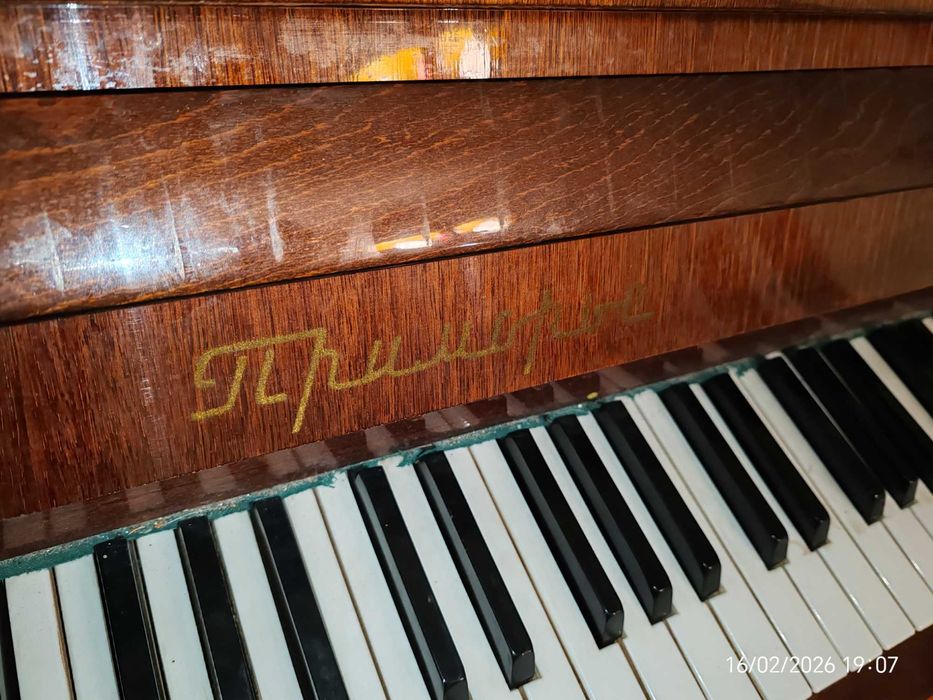Продам пианино. Самовывоз. 15000. Всё рабочее.