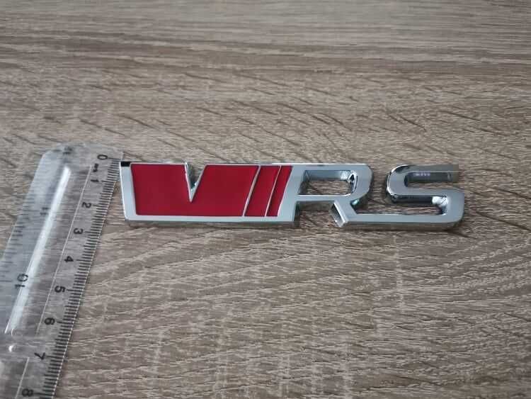 Skoda VRS червено със сребристо емблема