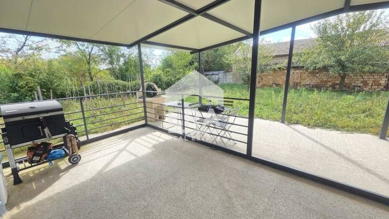 Обзаведена къща (тип сглобяема) с двор и голяма веранда за продажба в