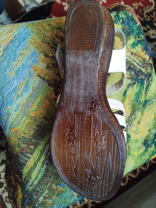 Sandale noi bej cu curele